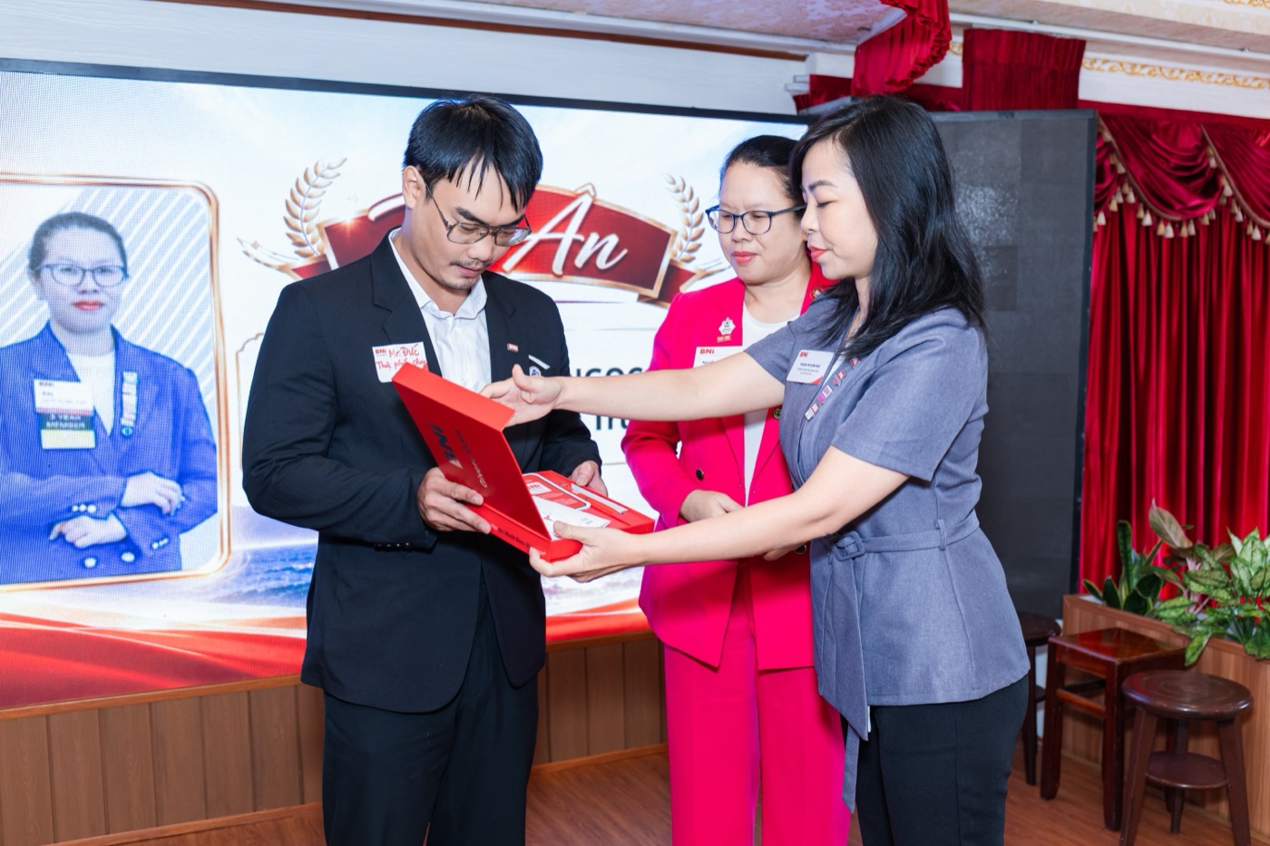 Nhận kỷ niệm chương BNI