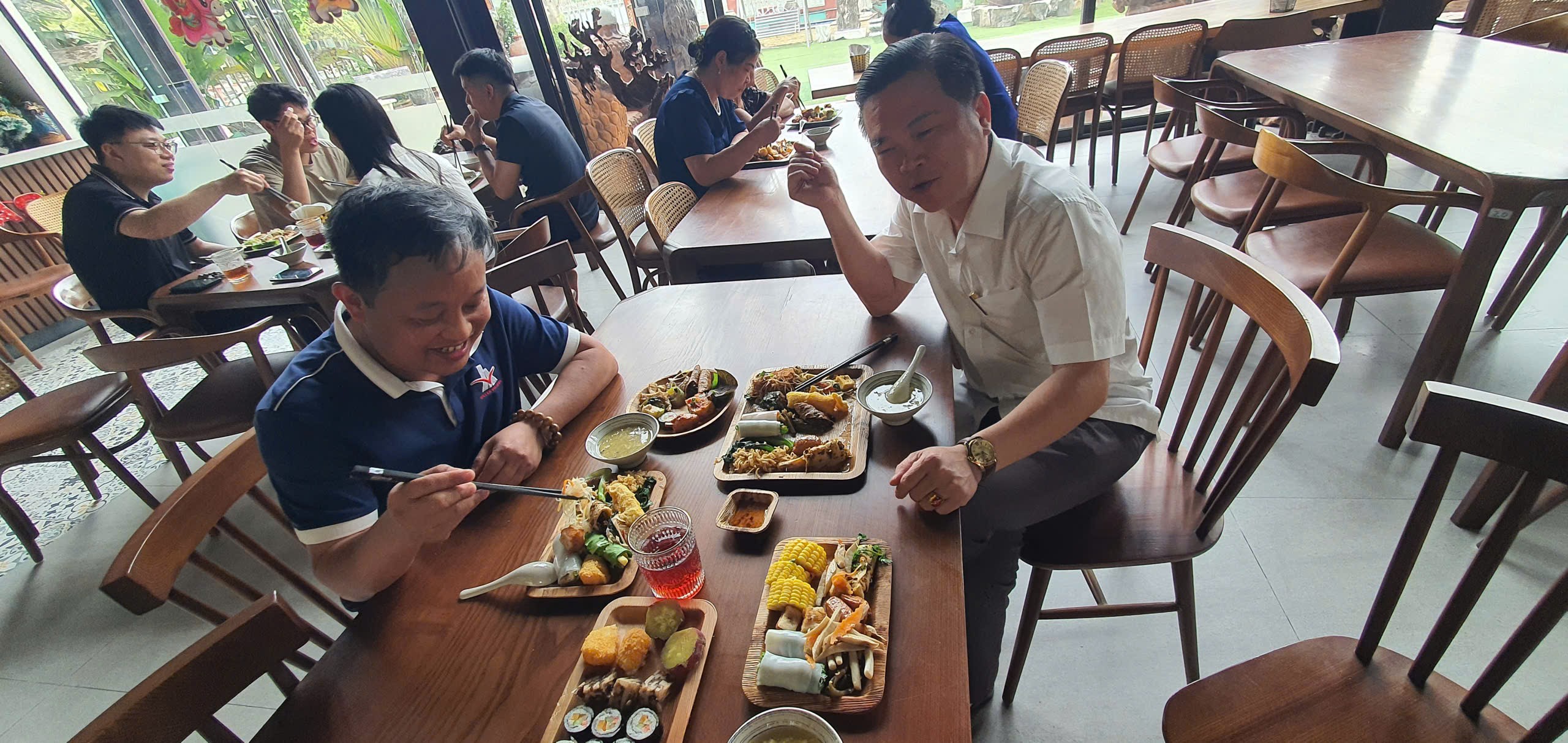 Khách hàng sử dụng tại nhà hàng